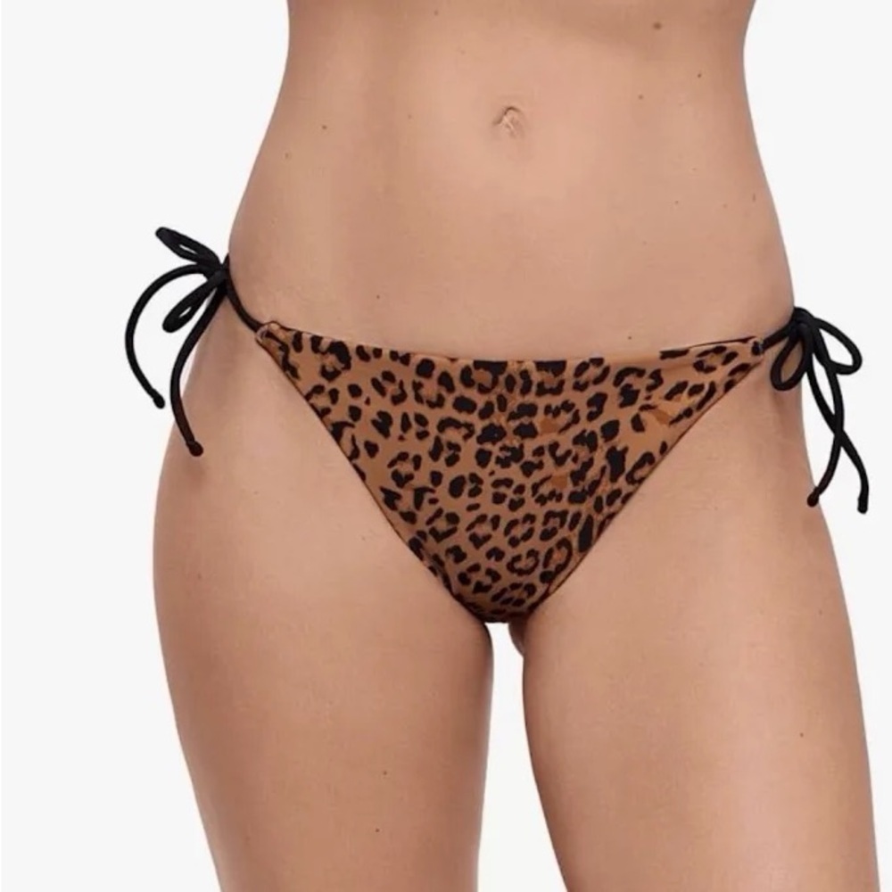 Sports Illustrated Women's Reversible Bikini Bottom.
Size M
